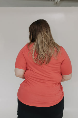 ESSENTIAL V - NECK TEE IN SANDÍA - Love Marlow