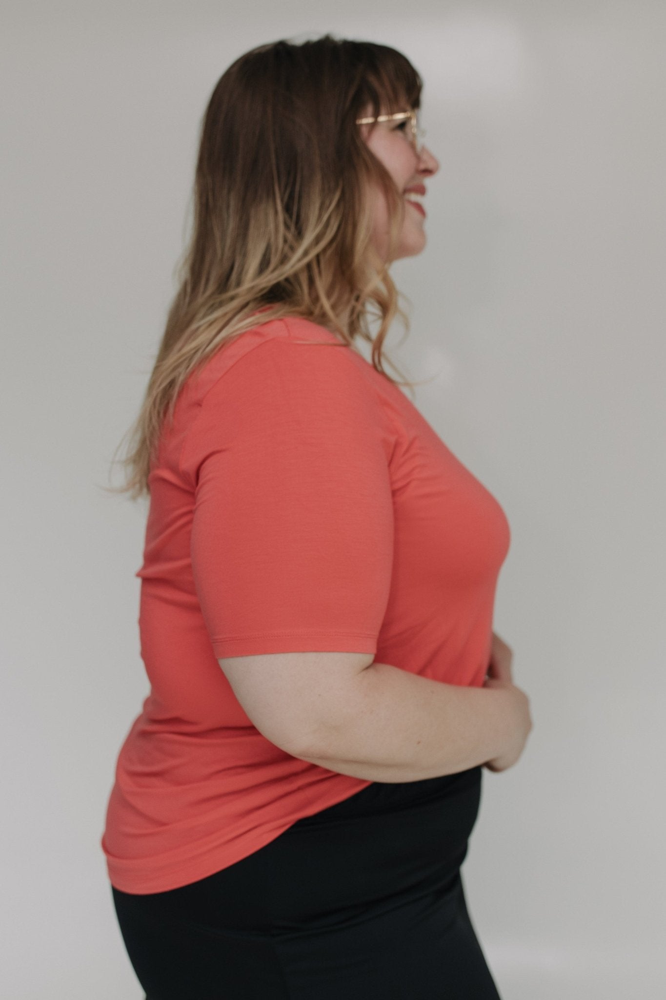 ESSENTIAL V - NECK TEE IN SANDÍA - Love Marlow