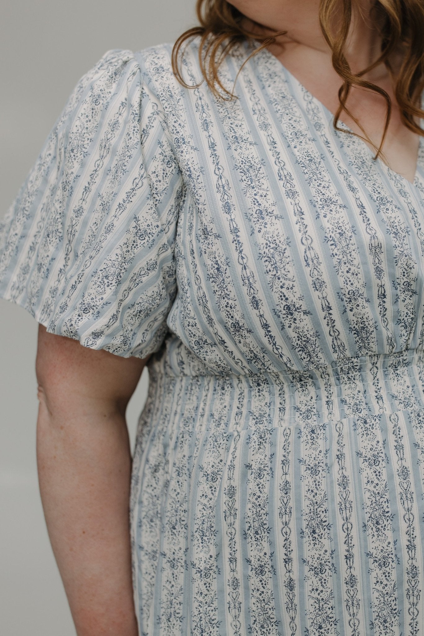 FEMININE PRINT FLUTTER SLEEVE FAUX WRAP MIDI DRESS - Love Marlow