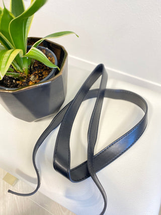 FLOPPY FOLDED FAUX LEATHER TOTE IN BLACK - Love Marlow