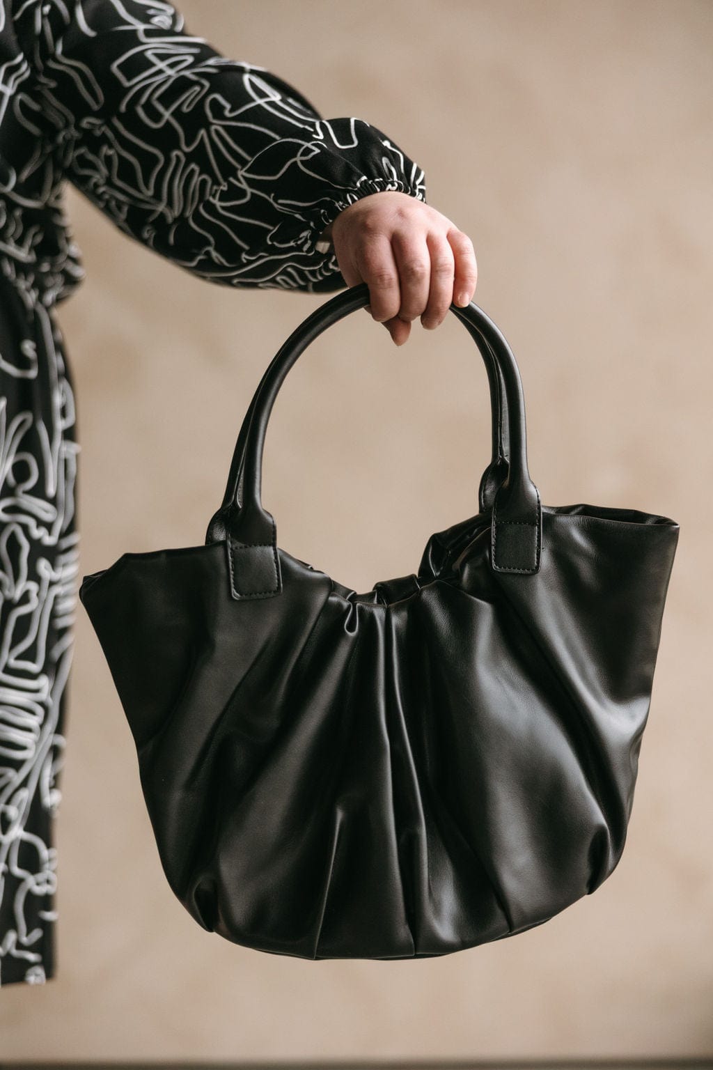 FLOPPY FOLDED FAUX LEATHER TOTE IN BLACK - Love Marlow