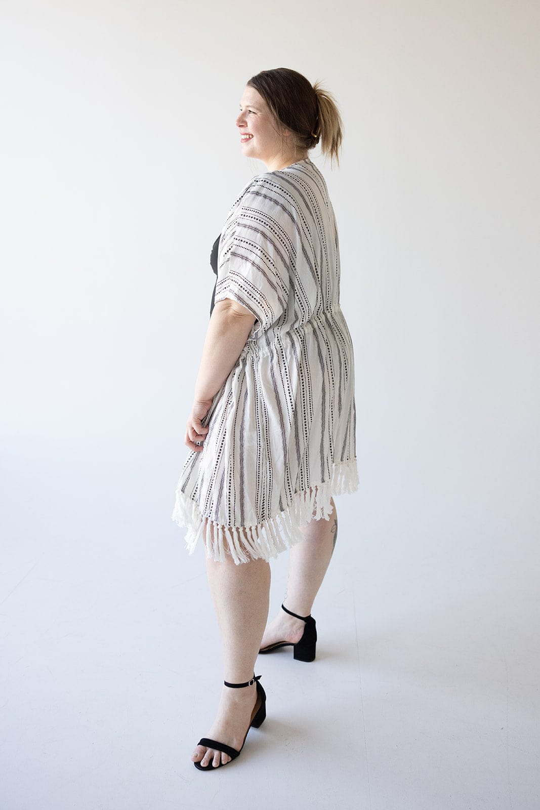 FLOWY WOVEN KIMONO WITH FRINGE - Love Marlow