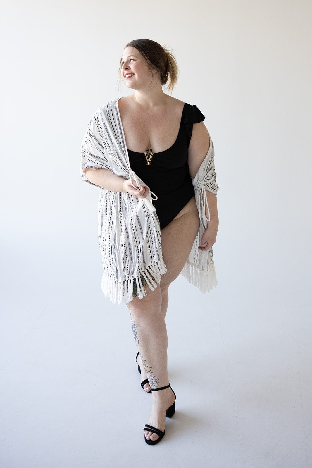 FLOWY WOVEN KIMONO WITH FRINGE - Love Marlow
