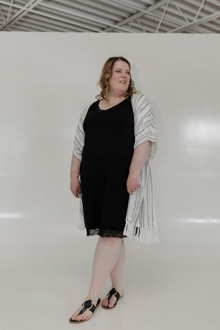 FLOWY WOVEN KIMONO WITH FRINGE - Love Marlow