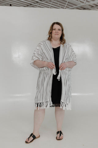 FLOWY WOVEN KIMONO WITH FRINGE - Love Marlow