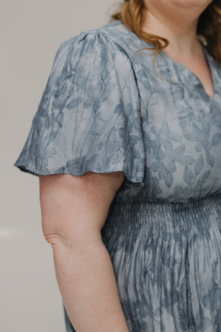 FLUTTER SLEEVE DRESS WITH LARGE FLORAL PATTERN IN SERENITY DRIFT Love Marlow FLUTTER SLEEVE DRESS WITH LARGE FLORAL PATTERN IN SERENITY DRIFT Love Marlow