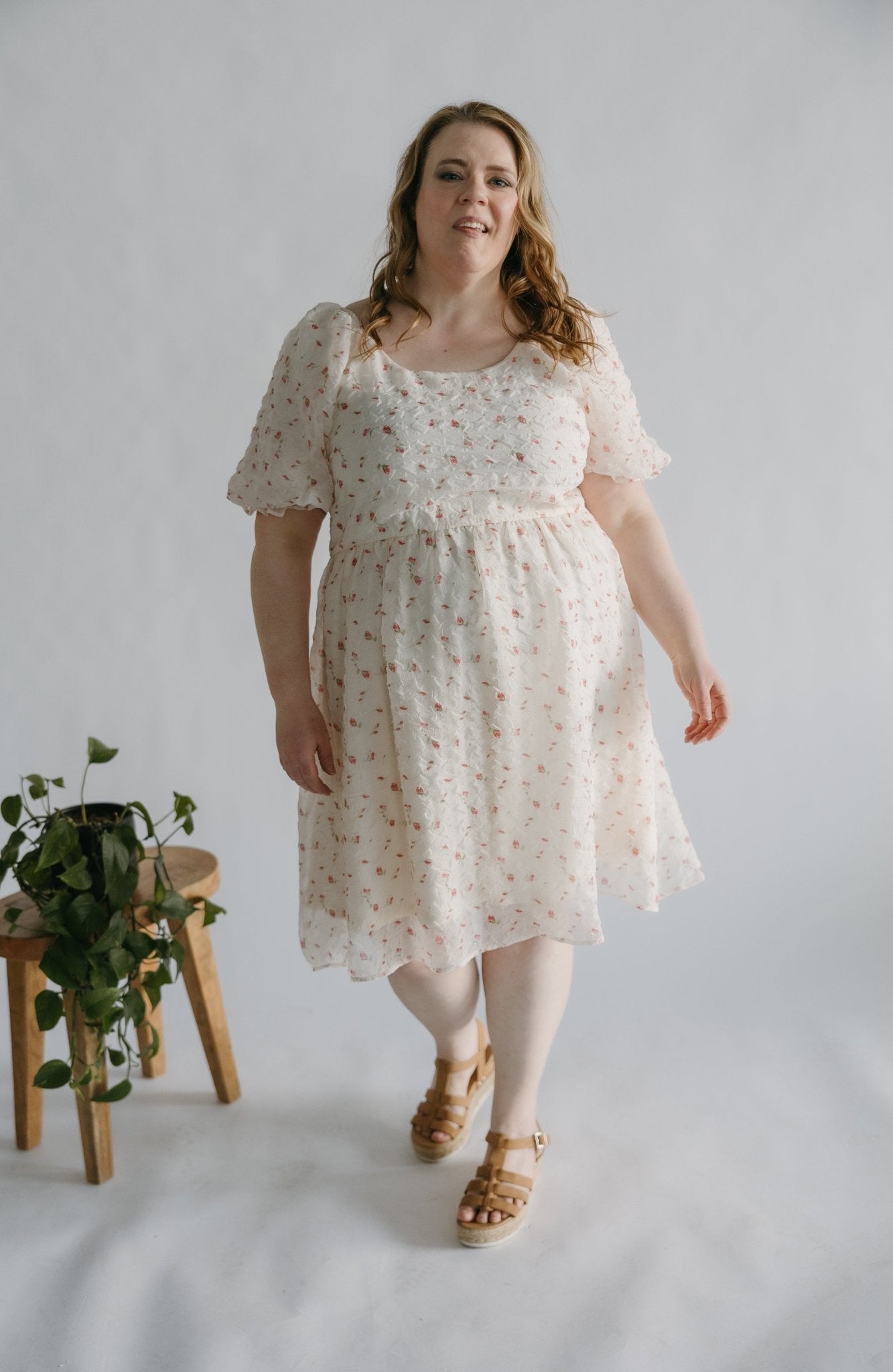GAUZY KNEE-LENGTH A-LINE DRESS WITH RUFFLE PUFF SLEEVES Strawberries| Cream / M