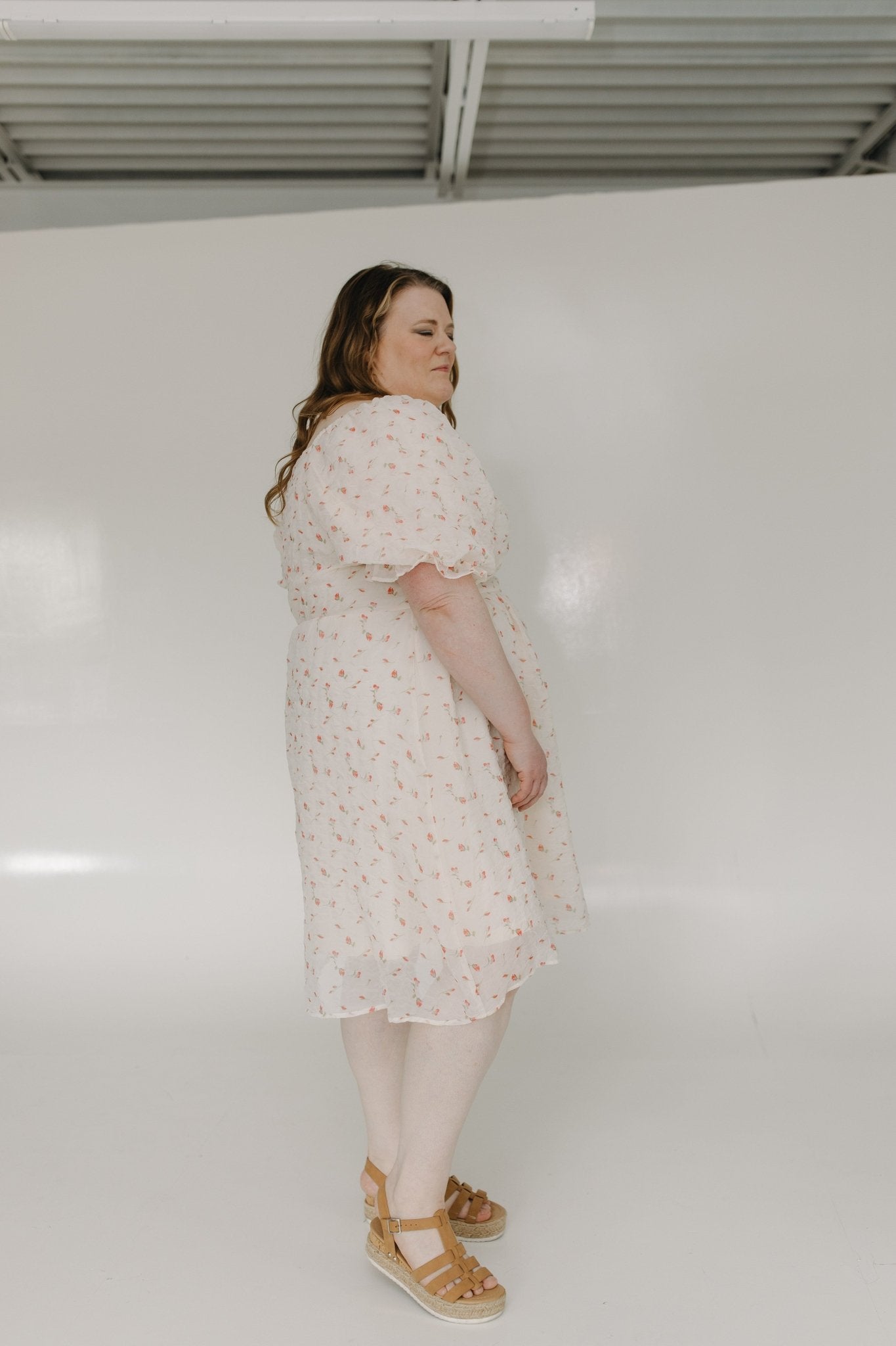 GAUZY KNEE-LENGTH A-LINE DRESS WITH RUFFLE PUFF SLEEVES Strawberries| Cream / M