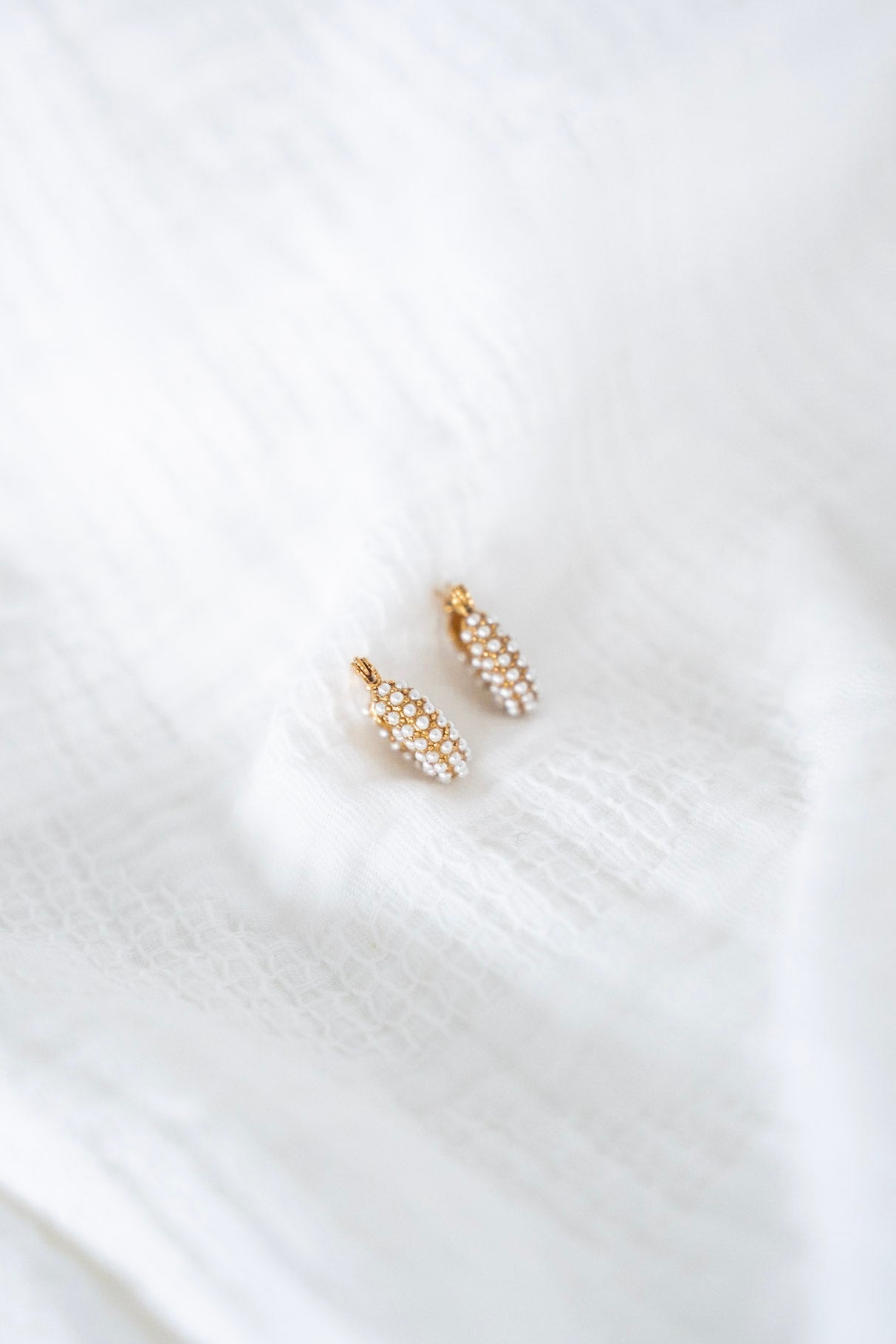 Hailey Huggie Pearl Earrings - Love Marlow