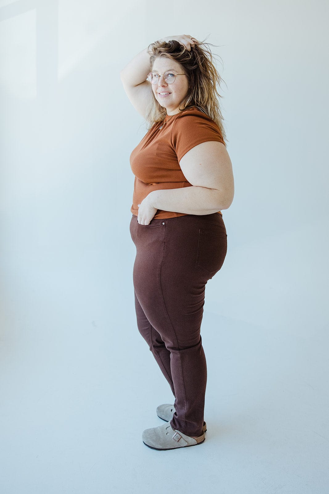 HIGH - RISE SUPER STRETCHY RELAXED SKINNY JEANS IN COFFEEHOUSE - Love Marlow