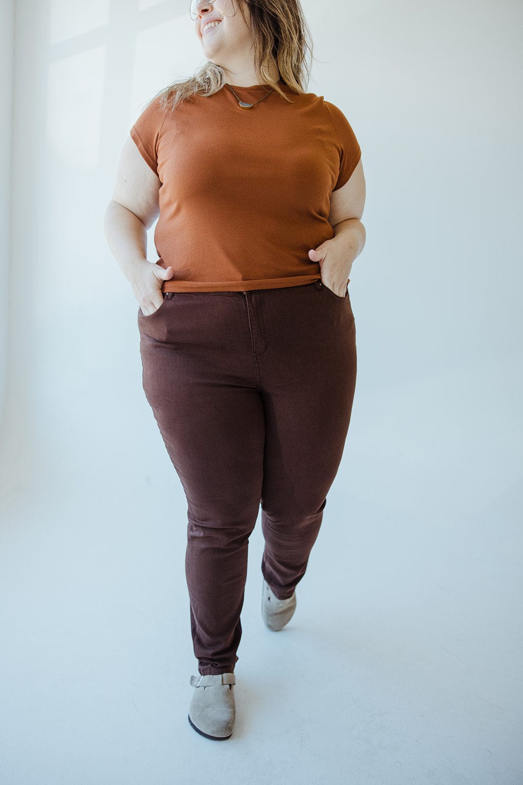 HIGH - RISE SUPER STRETCHY RELAXED SKINNY JEANS IN COFFEEHOUSE - Love Marlow