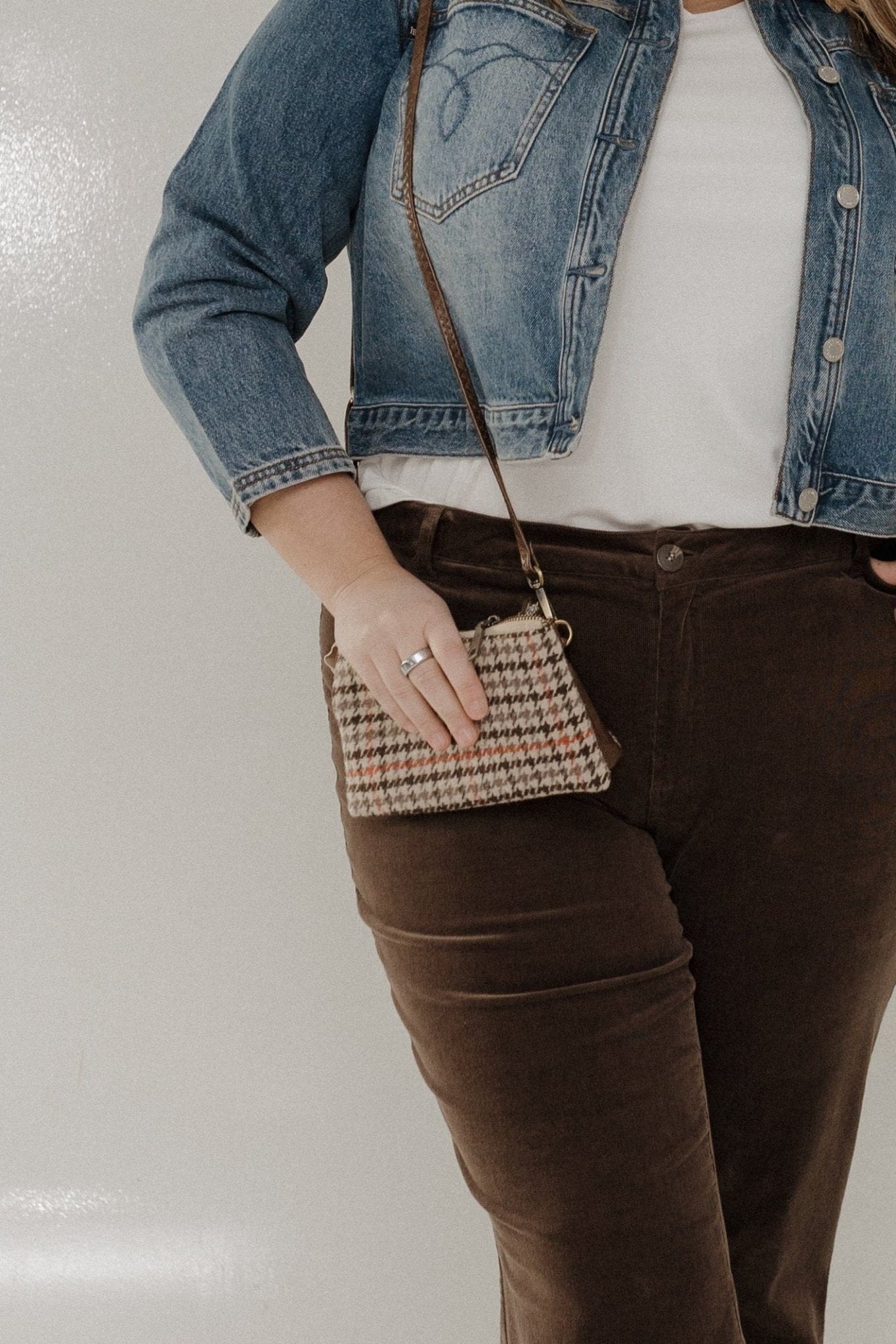 HOUNDSTOOTH PRINT CLUTCH WITH FAUX LEATHER DETAIL - Love Marlow