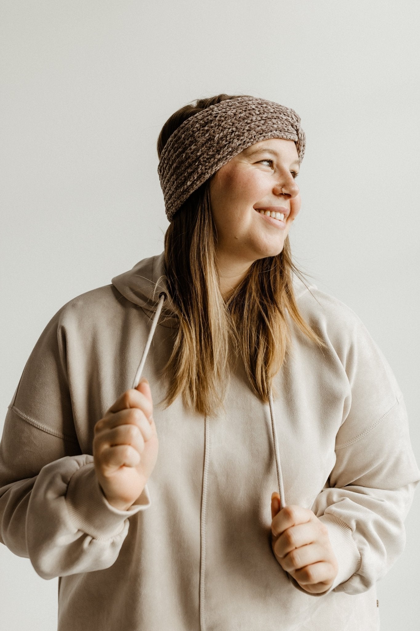 KNITTED CHENILLE HEADBAND IN WINTER TAUPE - Love Marlow
