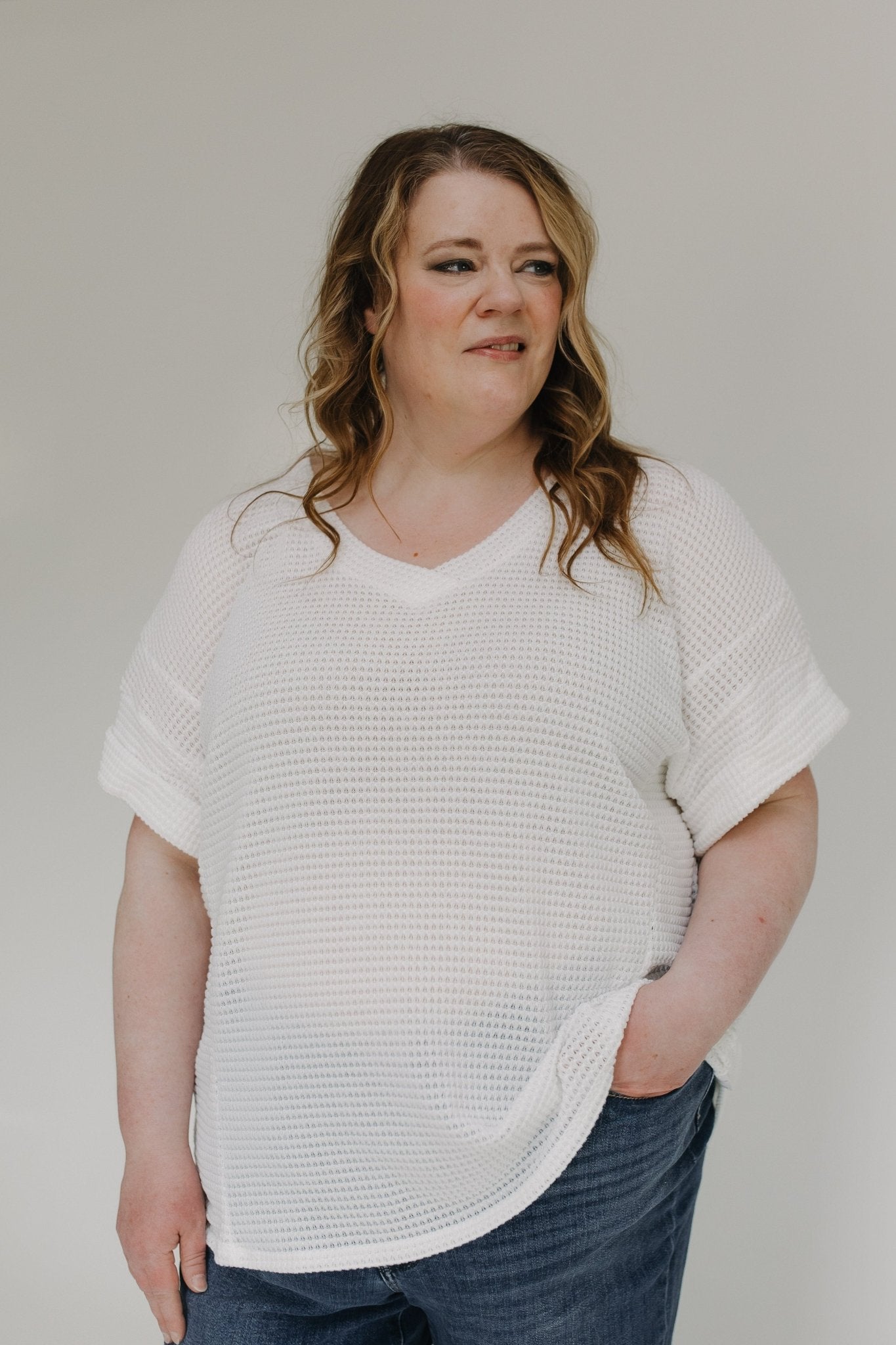 LIGHTWEIGHT OPEN WEAVE V - NECK TEE IN SUNKISSED ECRU - Love Marlow