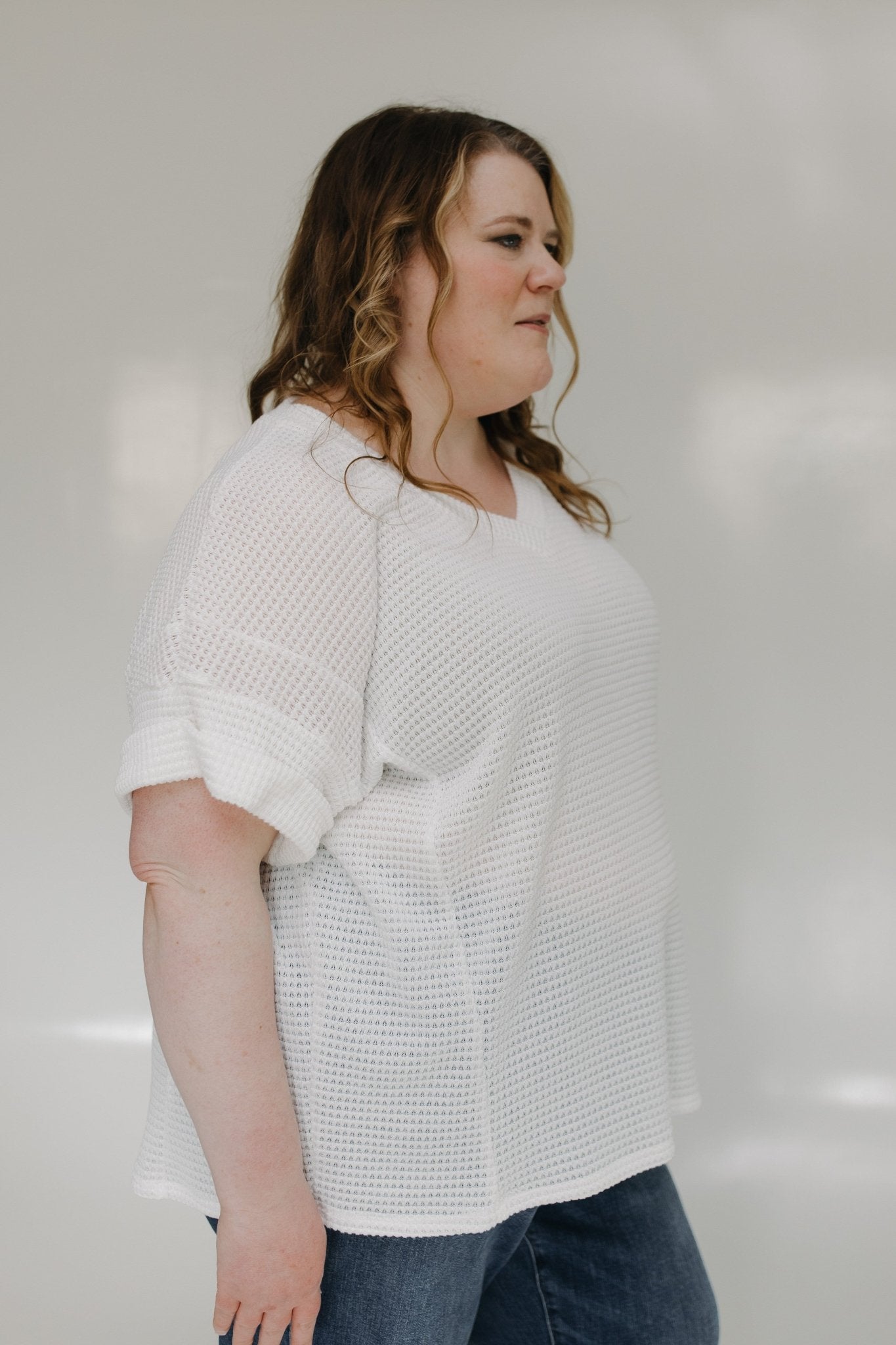 LIGHTWEIGHT OPEN WEAVE V - NECK TEE IN SUNKISSED ECRU - Love Marlow