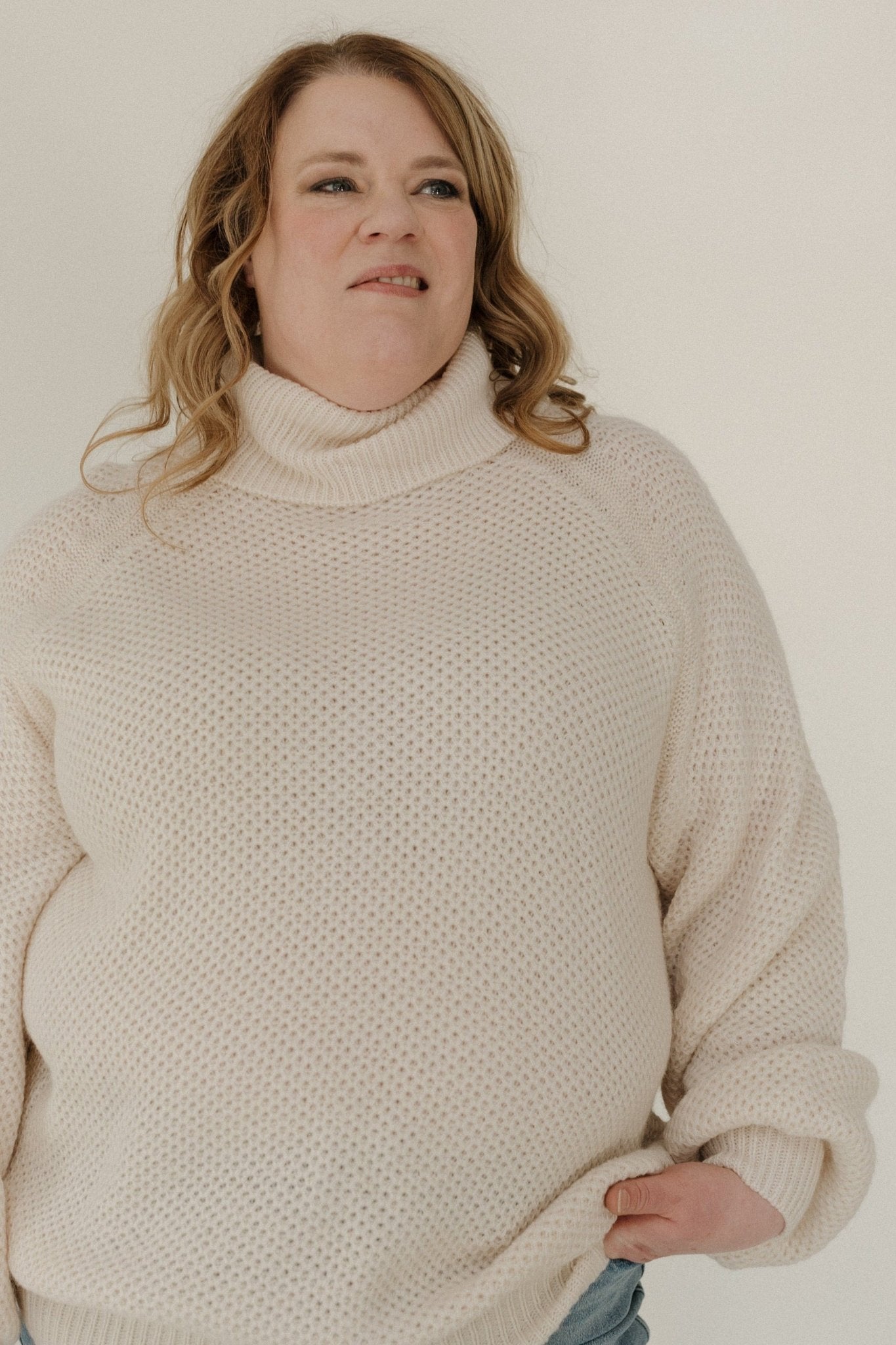 LIGHTWEIGHT RAGLAN SLEEVE TURTLENECK IN SNOWY WHITE - Love Marlow