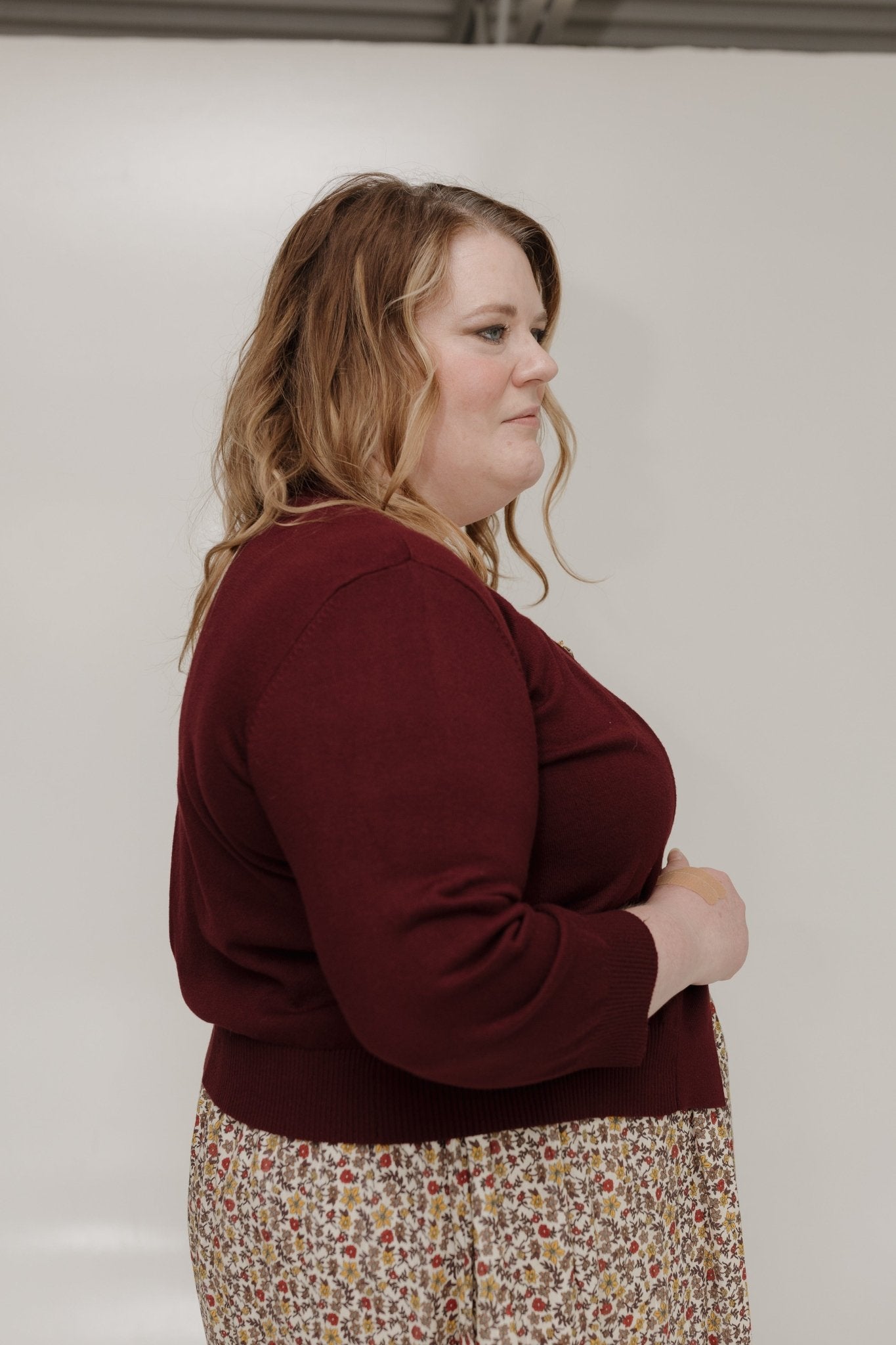 LIGHTWEIGHT SHORT CARDIGAN IN BURGUNDY - Love Marlow