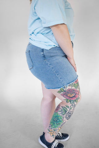 Lovervet High - Rise Raw Hem Midi Denim Shorts – Light Wash - Love Marlow