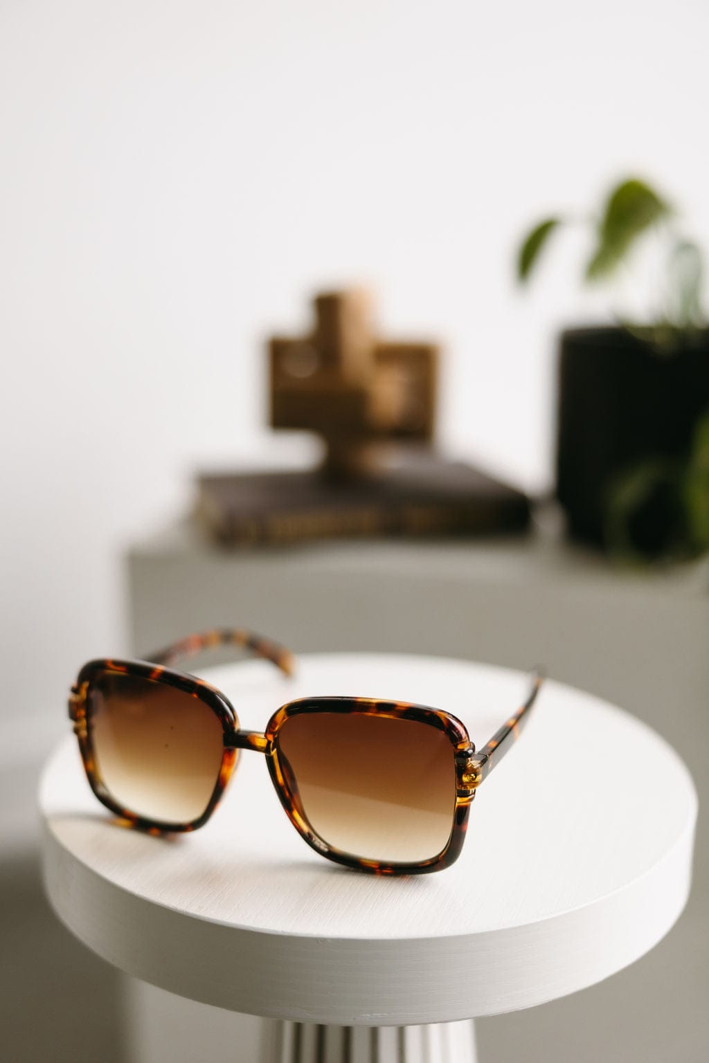 PRAGUE SUNGLASSES IN TORTOISE - Love Marlow