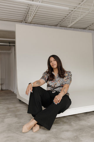 PUFF SHOULDER SILKY BUTTON - UP FLORAL BLOUSE IN CHARCOAL - Love Marlow