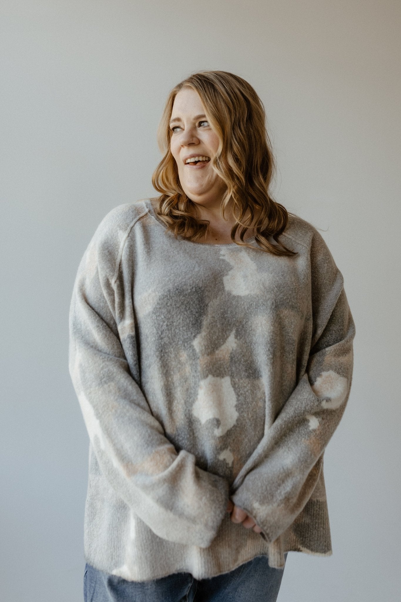 REVERSIBLE CREW NECK SWEATER WITH RAGLAN SLEEVES IN CHESTNUT - Love Marlow