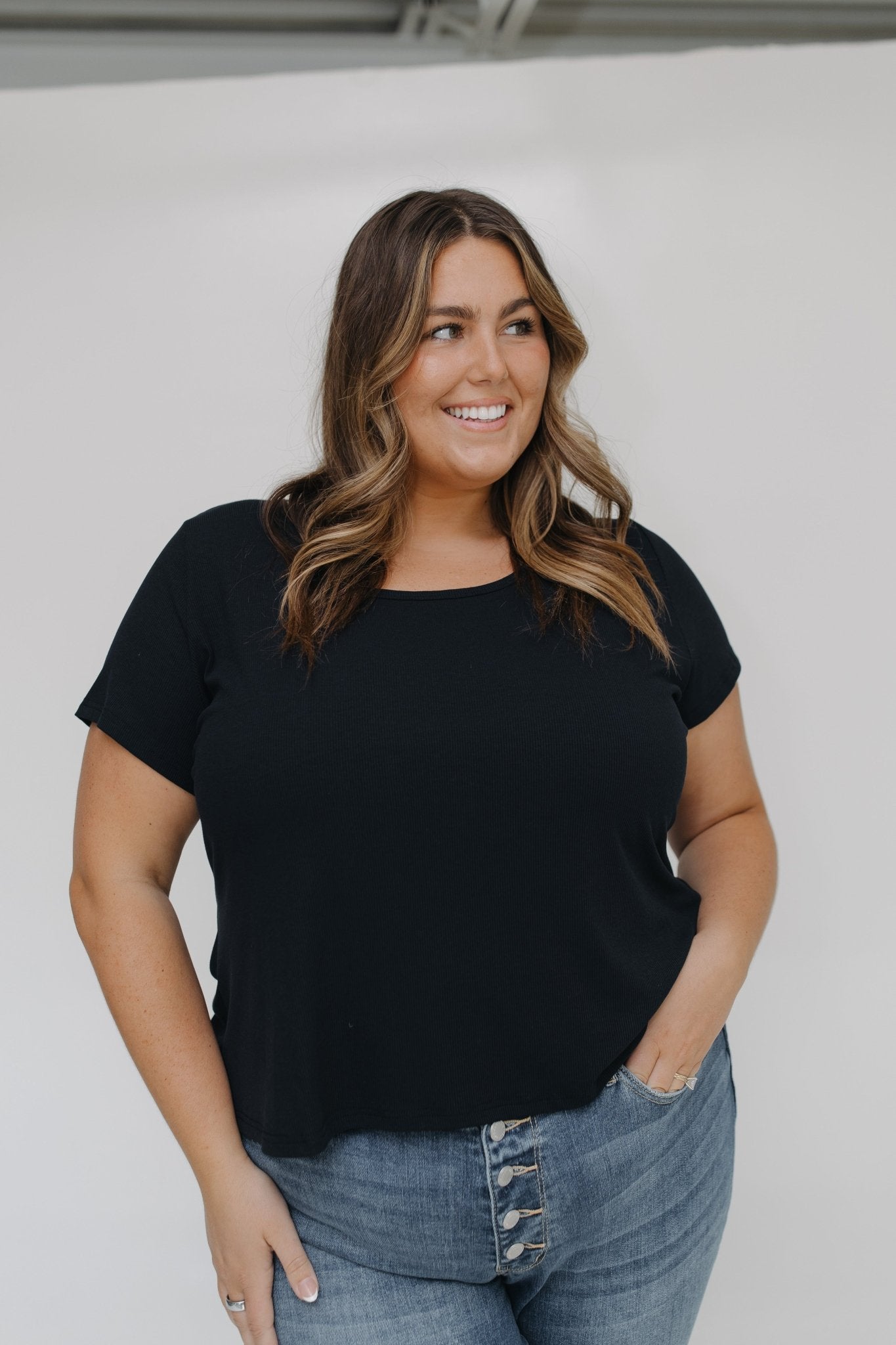 RIBBED ESSENTIAL SCOOPED NECK TEE IN MIDNIGHT - Love Marlow