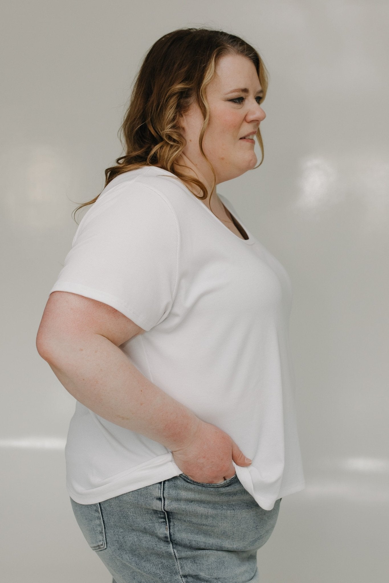 RIBBED ESSENTIAL SCOOPED NECK TEE IN SUNKISSED ECRU - Love Marlow