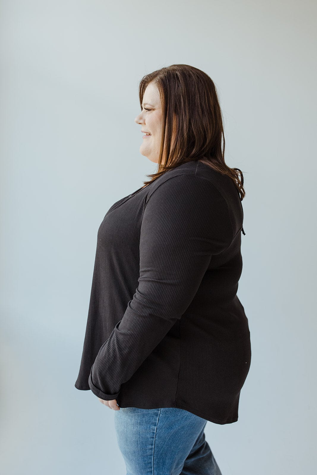 RIBBED SCOOP NECK TEE WITH KEYHOLE IN BLACK - Love Marlow