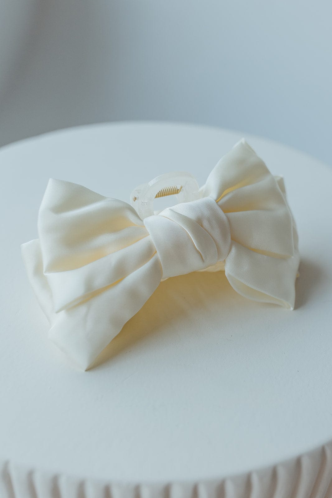 SATIN BOW HAIR CLAW IN CREAM - Love Marlow
