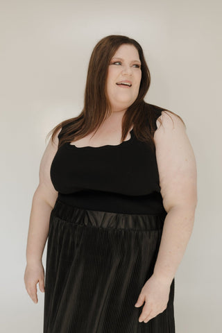 SCALLOPED EDGE RIBBED SWEATER TANK IN BLACK - Love Marlow