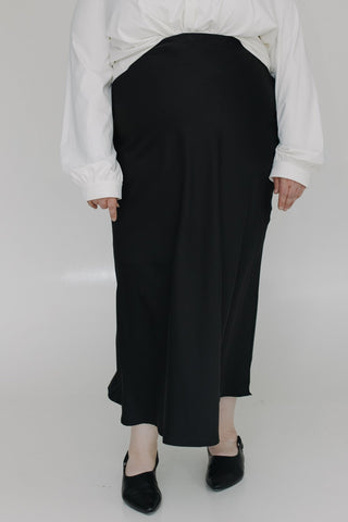 SLEEK MIDI LENGTH SKIRT IN BLACK - Love Marlow
