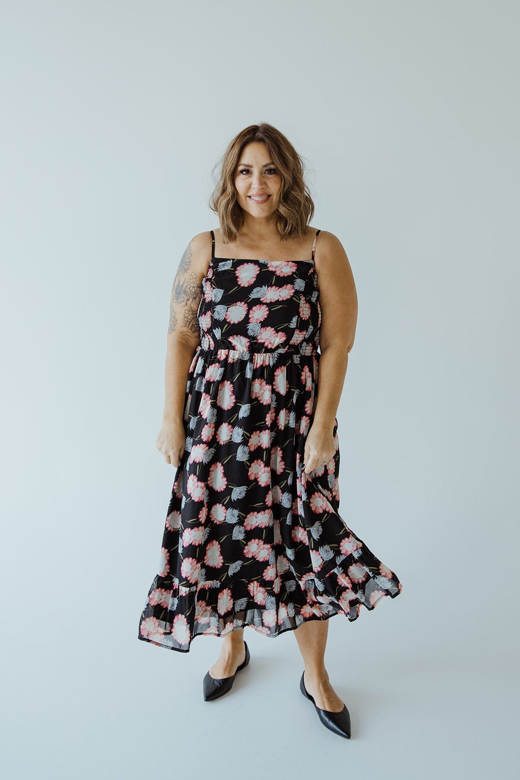 SMOCKED BODICE KNEE LENGTH DRESS IN PAINTED DAISY 2x / Black