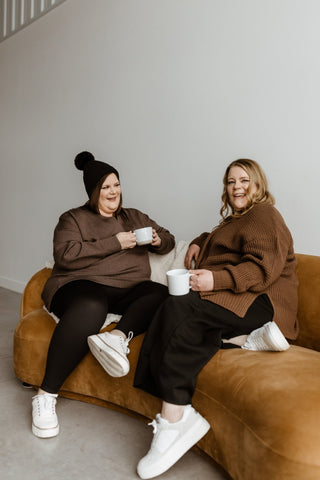 SOLID RIBBED KNIT BEANIE WITH PUFF IN BLACK - Love Marlow