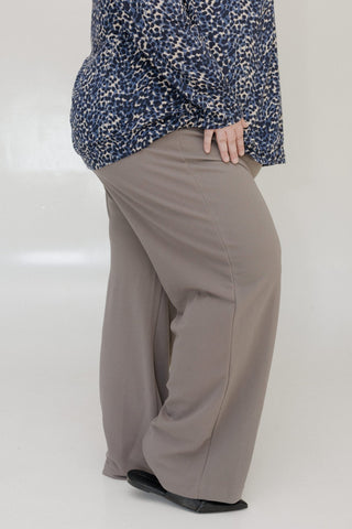 STRAIGHT LEG PULL - ON PANT IN STONE PETITE LENGTH - Love Marlow