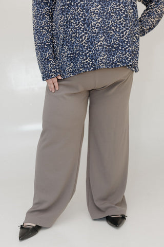 STRAIGHT LEG PULL - ON PANT IN STONE PETITE LENGTH - Love Marlow