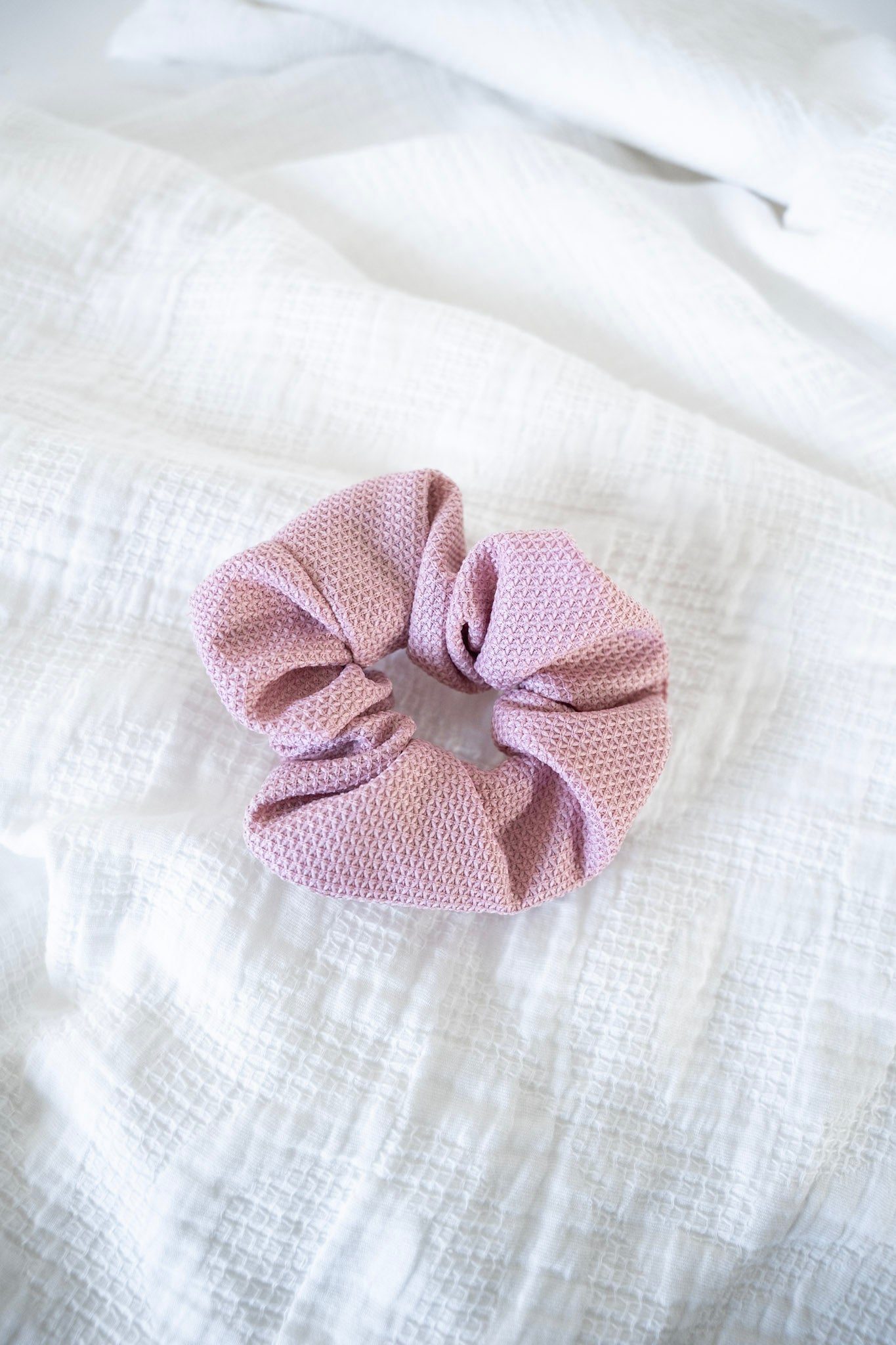TEXTURED SCRUNCHIE IN MAUVE - Love Marlow