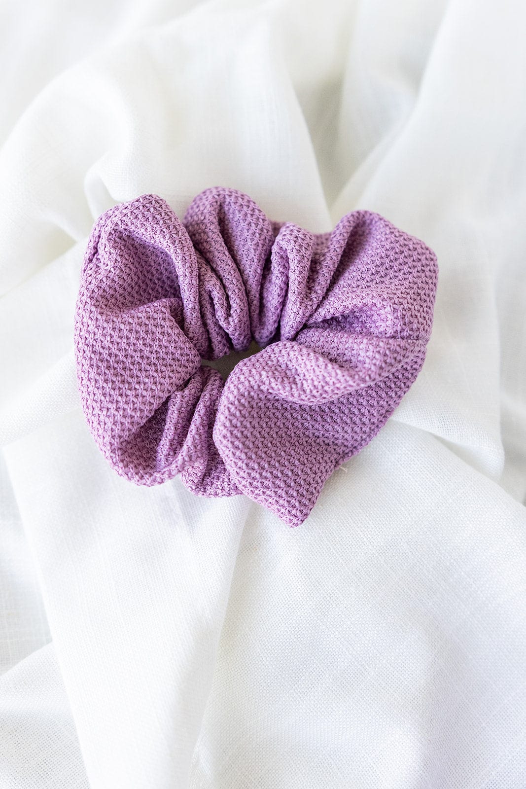 TEXTURED SCRUNCHIE IN MAUVE - Love Marlow