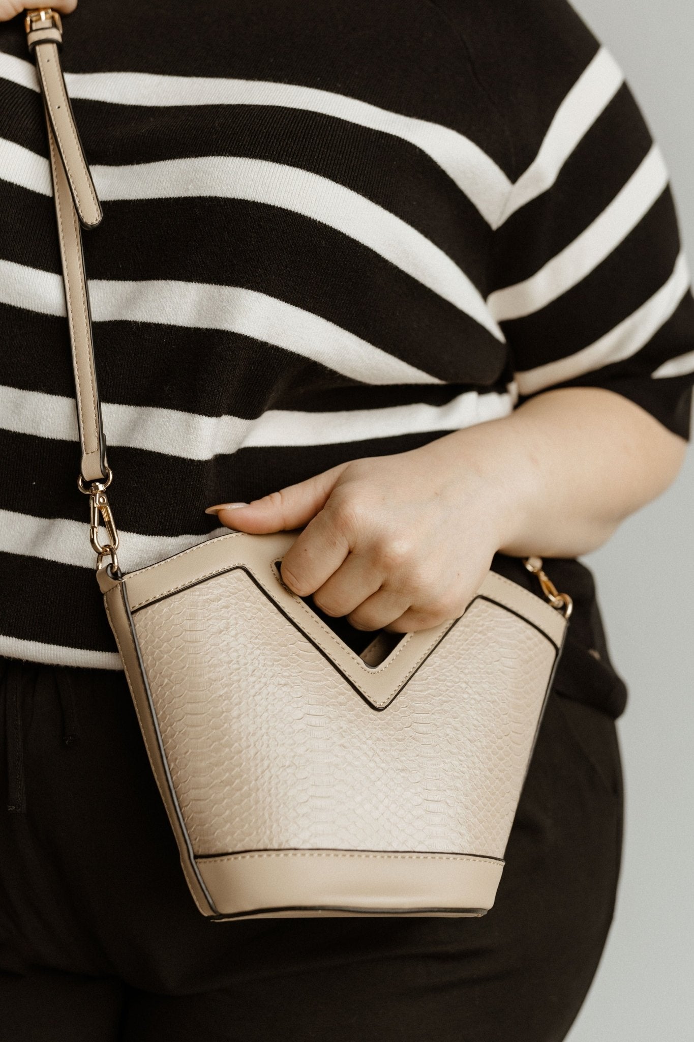 TEXTURED SNAKE PRINT BUCKET BAG IN PINK - Love Marlow