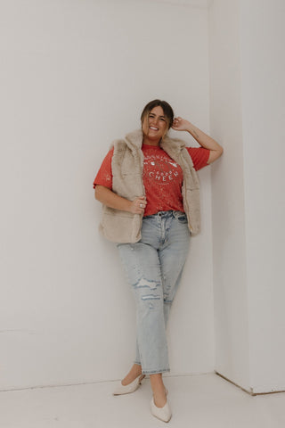 "WORKING ON MY GOOD CHEER" GRAPHIC TEE IN CANDY - Love Marlow