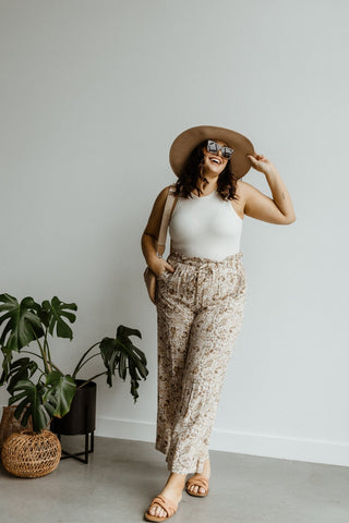 WOVEN BEACH HAT IN TAUPE - Love Marlow
