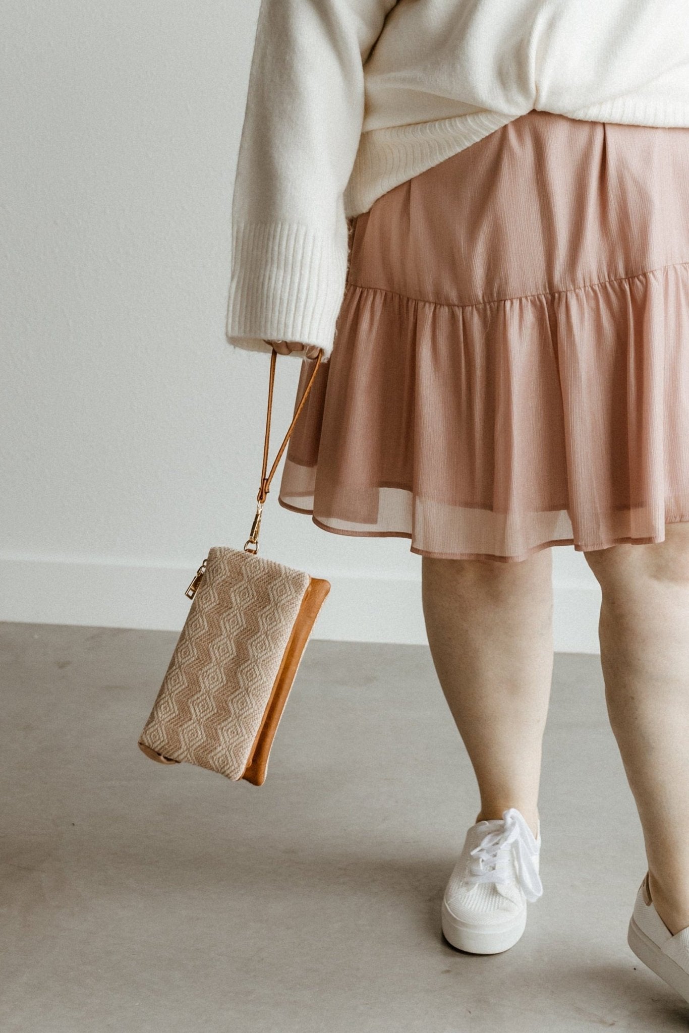 WOVEN DIAMOND PATTERN CLUTCH WITH FAUX LEATHER IN MAUVE - Love Marlow