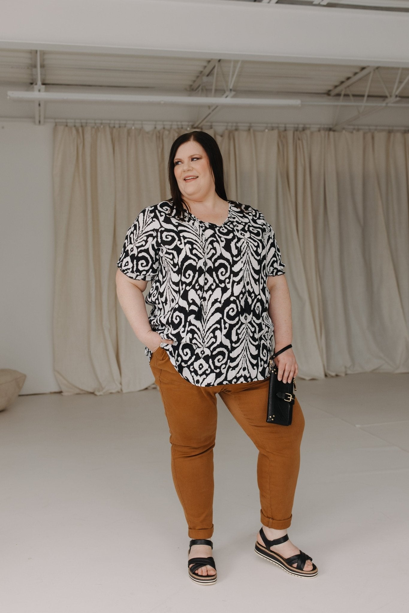 WRISTLET WALLET WITH BUCKLE DETAIL IN BLACK - Love Marlow