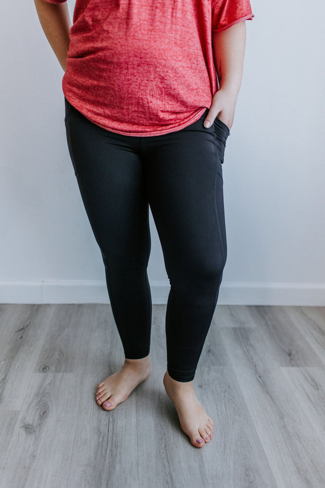 
            
                Load image into Gallery viewer, ACTIVEWEAR LEGGING WITH POCKETS IN BLACK
            
        