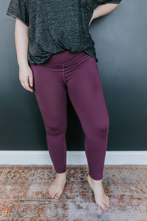 ACTIVEWEAR LEGGING WITH POCKETS IN EGGPLANT