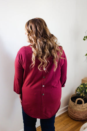 BACK BUTTON DETAIL TEE IN CURRANT