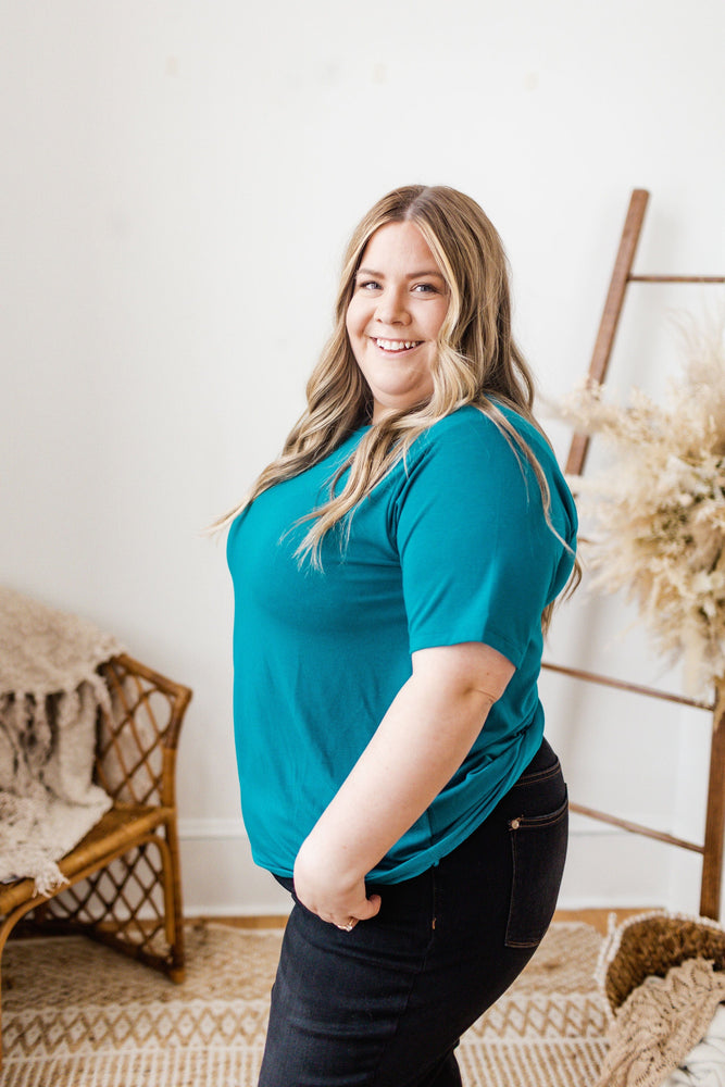 BASIC ROUND NECK TEE IN TEAL