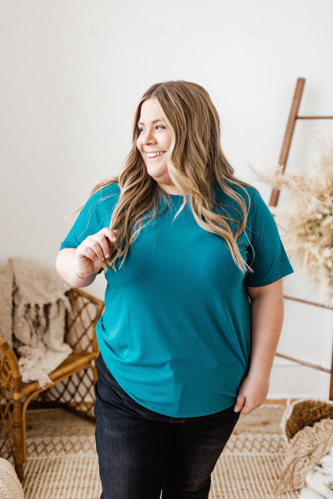 BASIC ROUND NECK TEE IN TEAL
