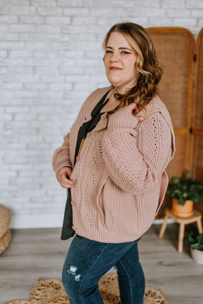 BUTTON FRONT CABLE KNIT CARDIGAN IN GREY ROSE