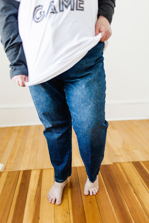 HIGH-RISE RELAXED SKINNY WITH SLIGHTLY DISTRESSED HEM
