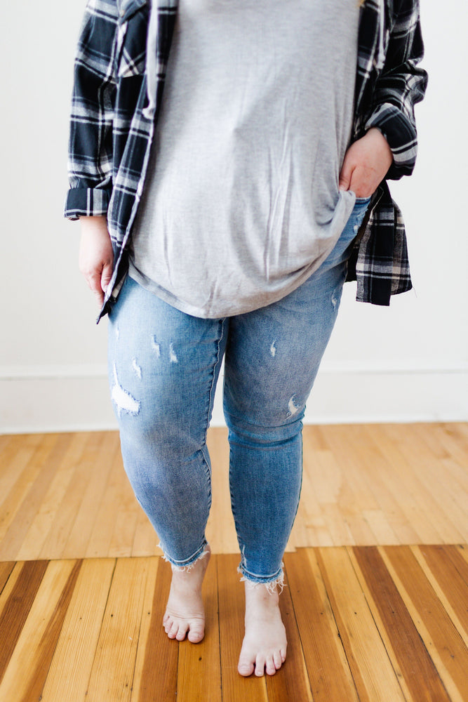JUDY BLUE HIGH-RISE SLIGHTLY DISTRESSED RELAXED FIT JEANS